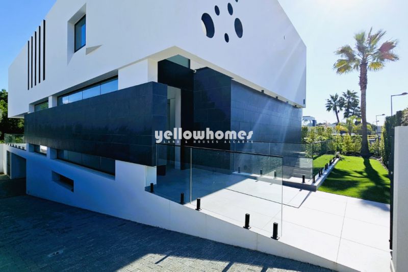 Exclusive 4-bed Contemporary Golf Front Villa with Stunning Views in Vilamoura